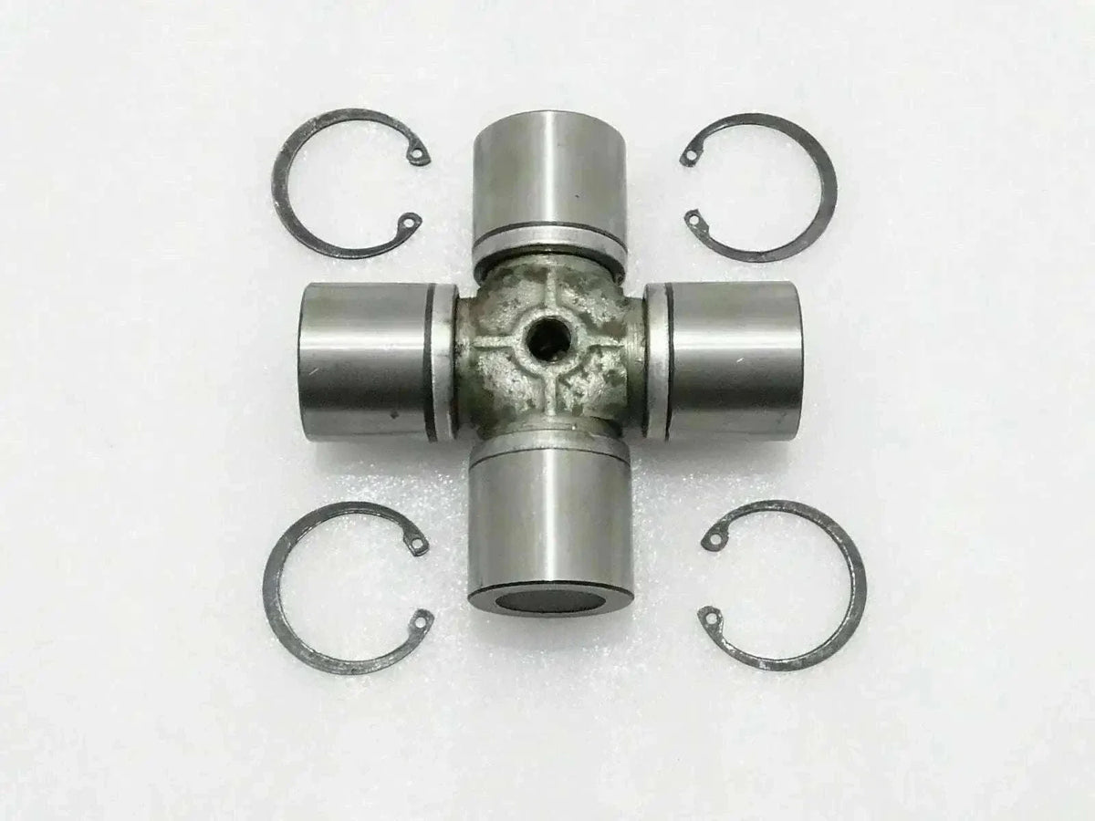 Universal joint propshaft bearing assembly with circlips and cross yoke