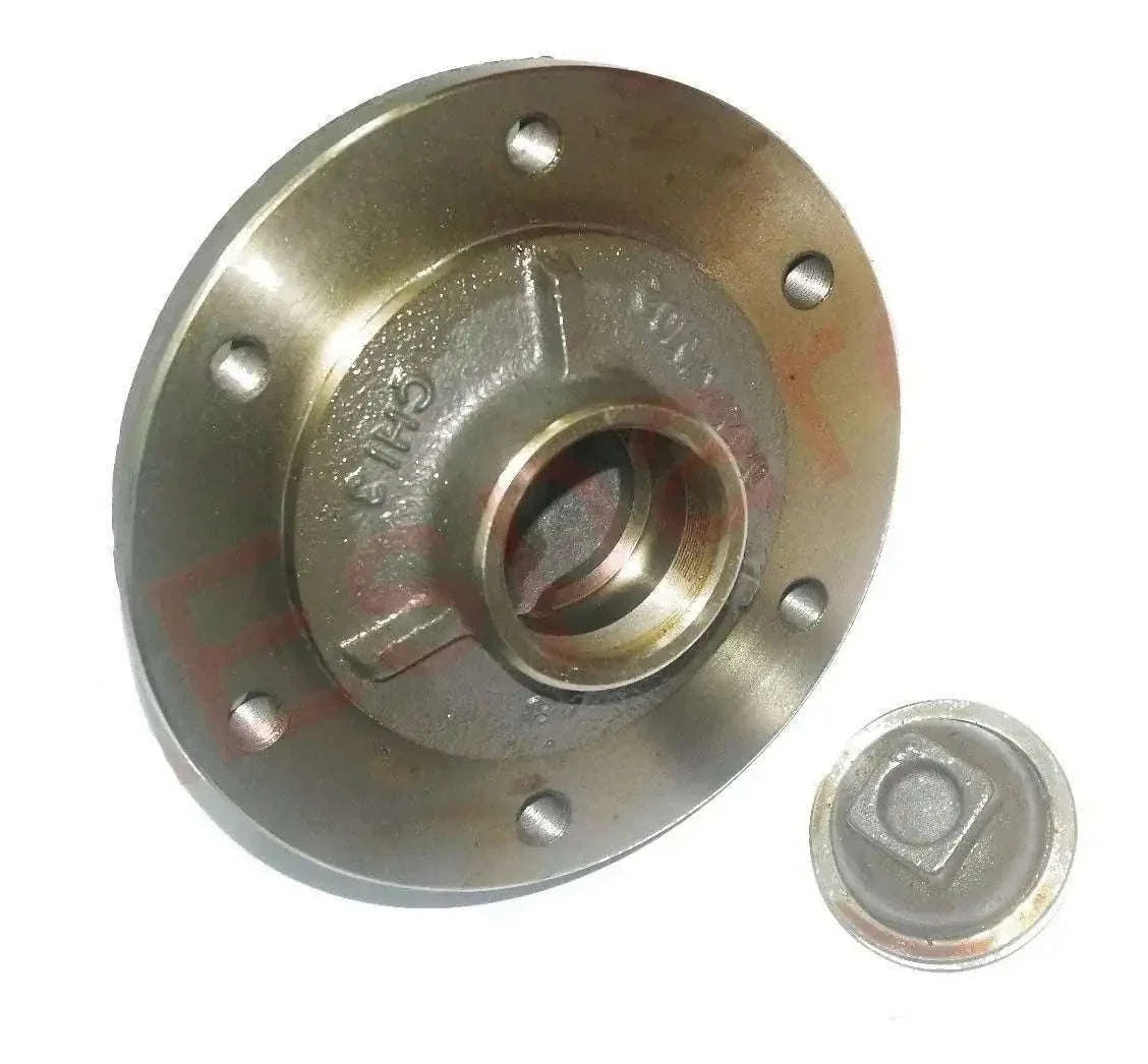 Front wheel hub with cap for Massey Ferguson models, ensuring durability and performance.